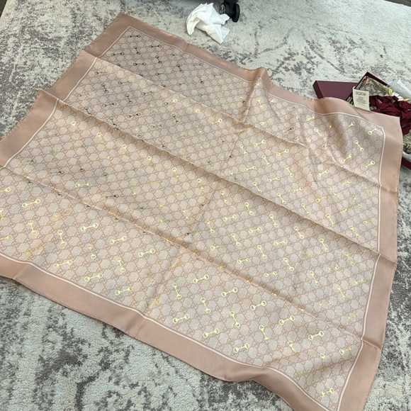 NEW AUTHENTIC GUCCI -GG PRINT WITH HORSEBIT SILK CARRÉ - Picture 14 of 17